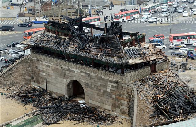 2008년 2월 11일 화재로 형체를 알아볼 수 없게 타버린 숭례문.