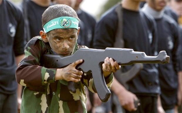 팔레스타인 무장정파 하마스가 가자지구에서 운영하는 군사훈련에 참가한 한 소년이 총 쏘는 연습을 하고 있다. 출처 텔레그래프