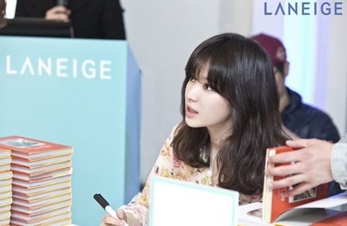 송혜교가 최근 낸 자신의 에세이 집에 사인을 하고 있다.