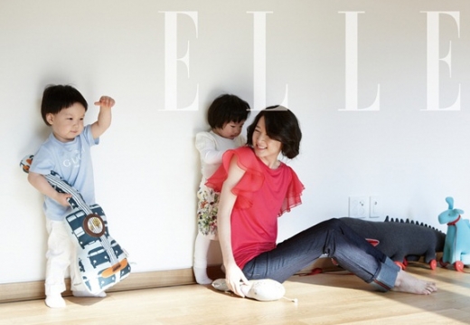 이영애가 쌍둥이 아들·딸과 함께 촬영한 가족화보를 공개했다./출처=엘르