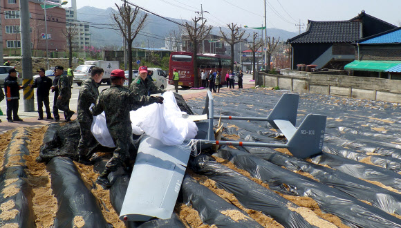 30일 오전 강원 홍천군 갈마곡리 주택가 인근의 밭에 육군 소속 무인정찰기(UAV)가 추락해 군 당국이 수거작업을 하고 있다.
