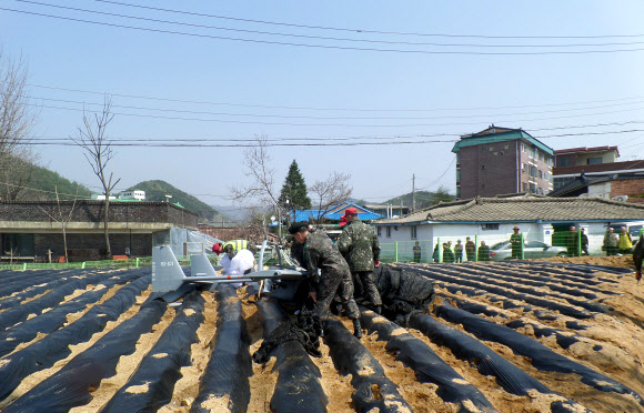 30일 오전 강원 홍천군 갈마곡리 주택가 인근의 밭에 육군 소속 무인정찰기(UAV)가 추락해 군 당국이 수거작업을 하고 있다.