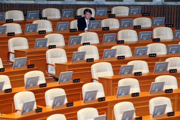 무소속 안철수 의원이 30일 오후 국회 본회의장에 가장 먼저 나와 본회의 시작을 기다리고 있다.