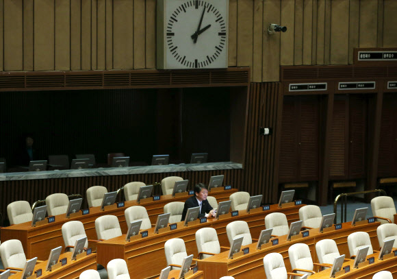 안철수 무소속 의원이 30일 오후 국회 본회의가 예정된 시간보다 먼저 국회 본회의장에 입장해 개회를 기다리고 있다.