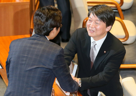 무소속 안철수 의원이 30일 오후 국회 본회의장에서  의원과 인사하고 있다.