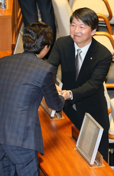 무소속 안철수 의원이 30일 오후 국회 본회의장에서 의원과 인사하고 있다.