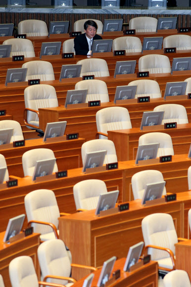 무소속 안철수 의원이 30일 오후 국회 본회의장에 가장 먼저 나와 본회의 시작을 기다리고 있다.