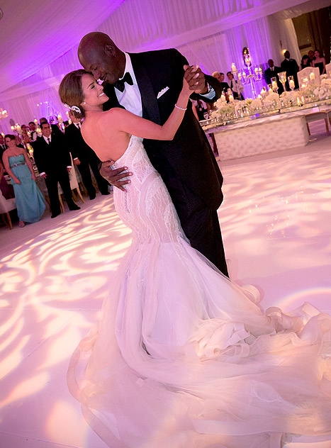 마이클 조던이 28일 플로리다 팜 비치에서 결혼식을 마친 후 신부 프리에토와 피로연에서 함께 춤을 추고 있다.