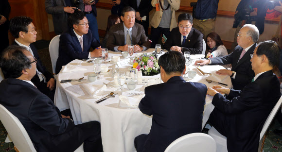 윤상직 산업통상자원부 장관 2일 오전 서울 강남 매리어트호텔에서 열린 5개 경제단체장들과의 취임 후 첫 간담회에서 인사말을 하고 있다.    연합뉴스