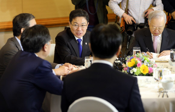 윤상직 산업통상자원부 장관 2일 오전 서울 강남 매리어트호텔에서 열린 5개 경제단체장들과의 취임 후 첫 간담회에서 인사말을 하고 있다.    연합뉴스