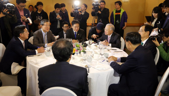 2일 오전 서울 강남 매리어트호텔에서 윤상직 산업부 장관과 5개 경제단체장들과의 간담회가 열리고 있다.    연합뉴스