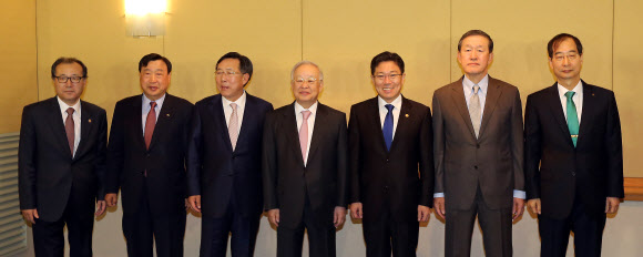 윤상직 산업통상자원부 장관(오른쪽 세번째)이 2일 오전 서울 강남 매리어트호텔에서 열린 손경식 대한상공회의소 회장 등 5개 경제단체장들과의 취임 후 첫 간담회에 앞서 기념사진을 찍고 있다.   연합뉴스