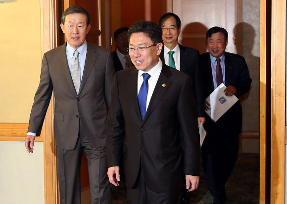 윤상직 산업통상자원부 장관이 2일 오전 손경식 대한상공회의소 회장 등 5개 경제단체장들과의 취임 후 첫 간담회에 참석하기 위해 서울 강남 매리어트호텔 조찬장으로 들어서고 있다.  연합뉴스