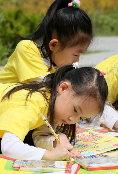 2일 오전 서울 광진구 뚝섬유원지에서 열린 ‘어린이 미술경연대회’에서 자양4동 어린이집 원아들이 그림을 그리고 있다. 연합뉴스