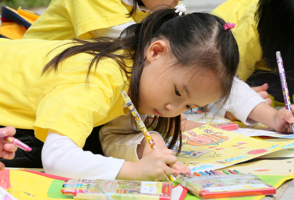 2일 오전 서울 광진구 뚝섬유원지에서 열린 ‘어린이 미술경연대회’에서 자양4동 어린이집 원아들이 그림을 그리고 있다. 연합뉴스