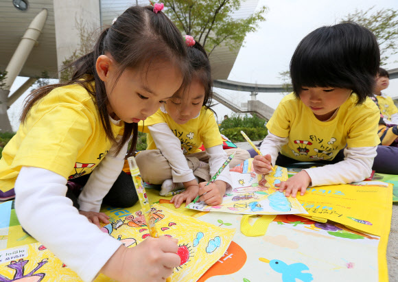 2일 오전 서울 광진구 뚝섬유원지에서 열린 ‘어린이 미술경연대회’에서 자양4동 어린이집 원아들이 그림 솜씨를 뽐내고 있다.  연합뉴스