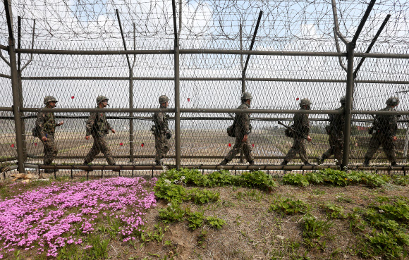 개성공단 사태 한 달째를 하루 앞둔 2일 경기도 파주시 임진각에서 화사한 봄 들녘 사이로 육군 장병이 이동하고 있다.  연합뉴스