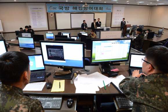 2일 오후 기무사는 군 보안 전문기관으로서 사이버 분야  국방정보보호컨퍼런스의 일환으로 7회째 국방해킹 방어대회를 하고 있다.   