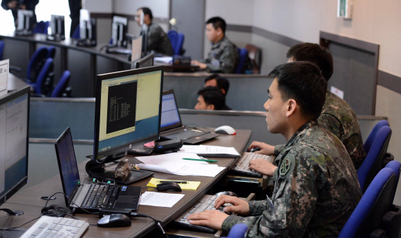 2일 오후 기무사는 군 보안 전문기관으로서 사이버 분야  국방정보보호컨퍼런스의 일환으로 7회째 국방해킹 방어대회를 하고 있다.    