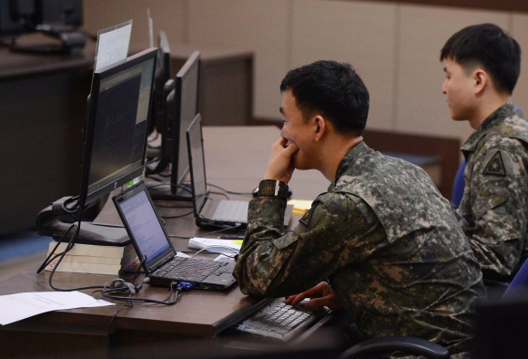 2일 오후 기무사는 군 보안 전문기관으로서 사이버 분야  국방정보보호컨퍼런스의 일환으로 7회째 국방해킹 방어대회를 하고 있다.   