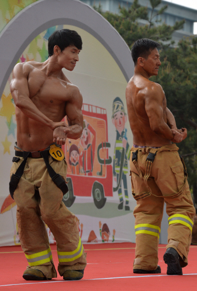 2일 서울 여의도공원 문화광장에서 열린 서울시 최강 몸짱 소방관 선발대회에 참가한 소방관들이 우람하게 솟아오른 근육을 뽐내고 있다.
