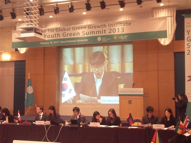 김도현군이 지난 2월 개최된 글로벌녹색성장연구소 청소년 모의총회에서 회의를 주재하는 모습이 대형 스크린에 비치고 있다.