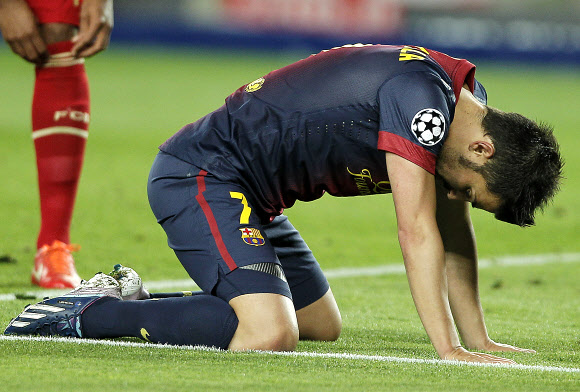 0-3으로 패해 결승 진출에 실패한 FC바르셀로나의 다비드 비야는 무릎을 꿇고 엎드린 채 탄식을 쏟아내고 있다. 바르셀로나 AP 특약