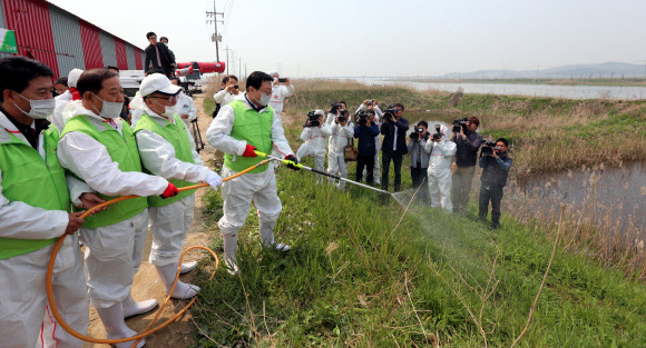 3일 경기도 화성시 남양만 철새도래지와 인근 양계농장에서 NH농협 직원들과 관계자들이 각종 장비를 이용한 조류인플루엔자(AI) 방역 소독 활동을 시연하고 있다.  연합뉴스