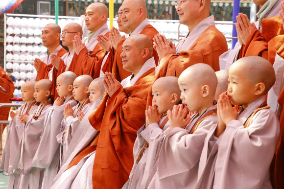 3일 종로구 조계사에서 열린 불기 2557년 부처님 오신날 맞이 ‘동자승 단기출가 삭발 및 수계식’에서 동자승들이 삭발을 한 뒤  스님들과 기념촬영을 하고  있다.  연합뉴스