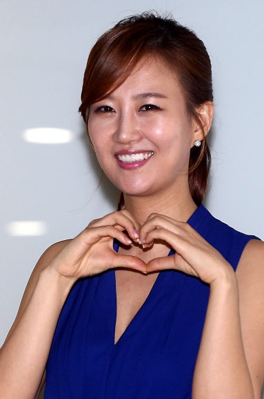 지난달 22일 결혼 기자회견 을 마친 후 포토타임을 갖고 있는 가수 장윤정.