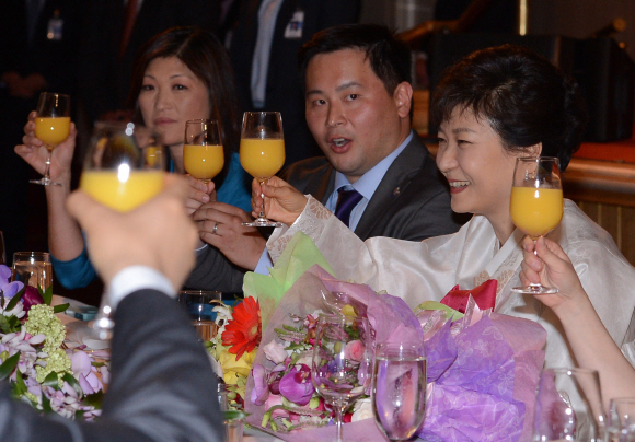 박근혜 대통령이 5일 오후(현지시간) 아스토리아호텔 그랜드볼륨에서 열린 뉴욕동포 간담회에서 참석 동포들과 오렌지쥬스로 건배하고 있다. 이언탁 utl@seoul.co.kr