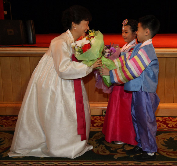 박근혜 대통령이 5일 오후(현지시각) 4박6일간 방미의 첫 일정으로 뉴욕의 월도프 아스토리아 호텔에서 열린 동포간담회에서 화동에게 꽃다발을 받고 있다. 이언탁 utl@seoul.co.kr