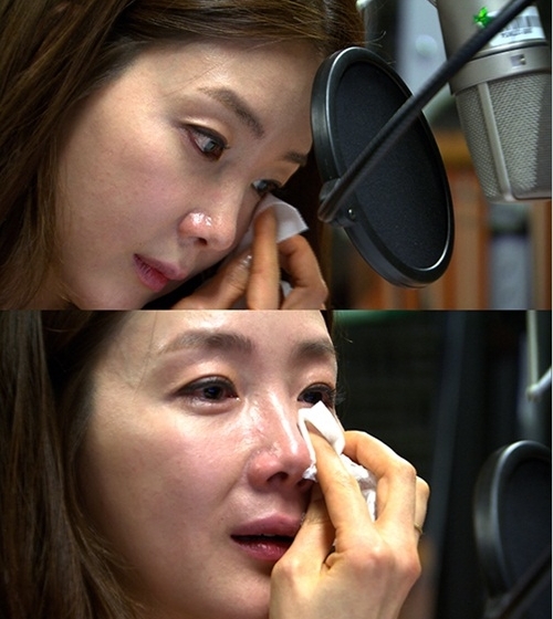 최지우가 ‘해나의 기적’ 내레이션 녹음 도중 눈물을 쏟아내며 안타까워하고 있다./MBC 제공