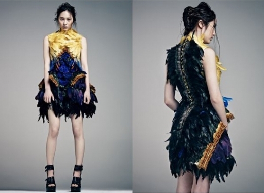 그룹 에프엑스의 크리스탈이 깃털로 만든 드레스를 입고 포즈를 취하고 있다. / 온스타일 제공