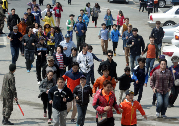 7일 오후 2시 부산 사하구 다대포해수욕장에서 지진해일 발생을 가상한 대비훈련이 펼쳐져 시민들이 몰운대 대피소로 대피하고 있다. 이날 부산을 포함해 울산, 경북, 강원 해안지역 20개 시·군·구의 35개 대피지구에서는 지진해일 대피훈련이 동시에 실시됐다.  연합뉴스
