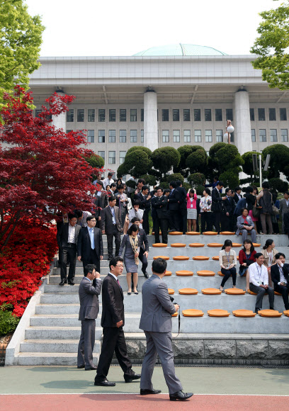 전국적으로 재난대비 민방위 훈련이 실시된 7일 오후 국회 본청 직원들이 운동장으로 대피훈련을 하고 있다. 연합뉴스