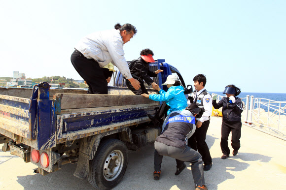 2013 재난대응 안전한국훈련의 하나로 지진해일 대피훈련이 실시된 7일 속초시 장사항 방파제에서 주민들이 차량을 이용해 안전한 곳으로 대피하고 있다.  연합뉴스