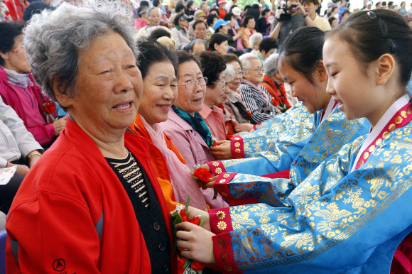 어버이날인 8일  오후 송파구 서울놀이마당에서 열린 제41회 어버이날 기념행사에서 어린이들이 어르신들에게 카네이션을 달아주고 있다.
