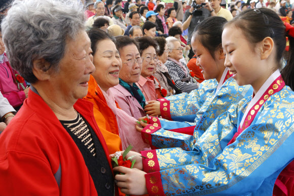 어버이날인 8일  오후 송파구 서울놀이마당에서 열린 제41회 어버이날 기념행사에서 어린이들이 어르신들에게 카네이션을 달아주고 있다.