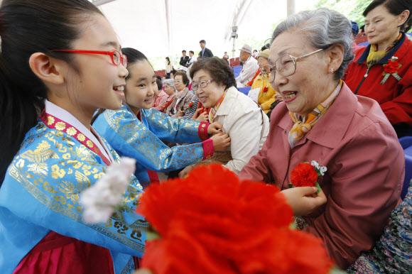 어버이날인 8일  오후 송파구 서울놀이마당에서 열린 제41회 어버이날 기념행사에서 어린이들이 어르신들에게 카네이션을 달아주고 있다.