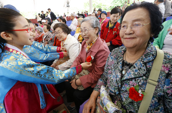 어버이날인 8일  오후 송파구 서울놀이마당에서 열린 제41회 어버이날 기념행사에서 어린이들이 어르신들에게 카네이션을 달아주고 있다.