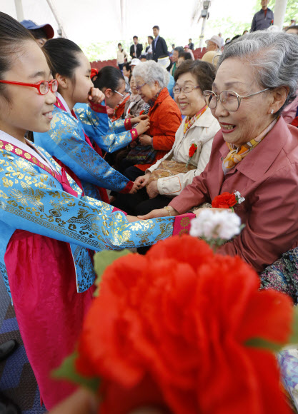 어버이날인 8일  오후 송파구 서울놀이마당에서 열린 제41회 어버이날 기념행사에서 어린이들이 어르신들에게 카네이션을 달아주고 있다.