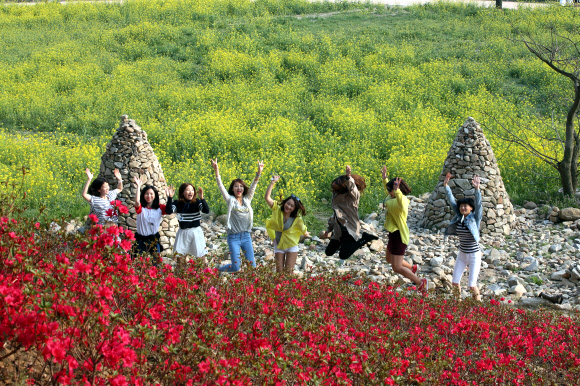 노란 유채꽃과 빨간 영산홍이 만발한 서산 해미읍성에서 8일 학생들이 추억을 만들고 있다.