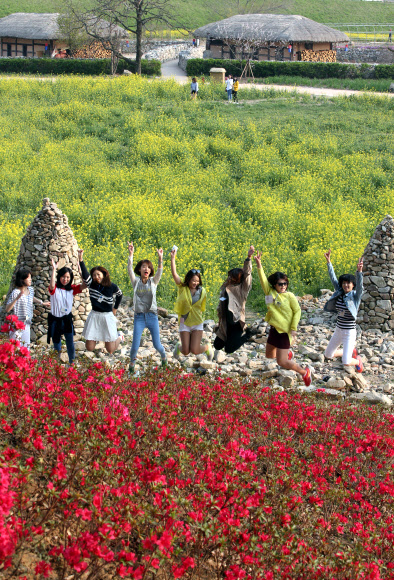 노란 유채꽃과 빨간 영산홍이 만발한 서산 해미읍성에서 8일 학생들이 추억을 만들고 있다.
