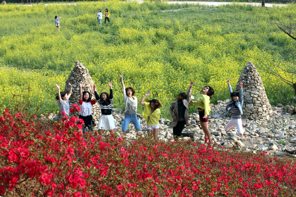 노란 유채꽃과 빨간 영산홍이 만발한 서산 해미읍성에서 8일 학생들이 추억을 만들고 있다.