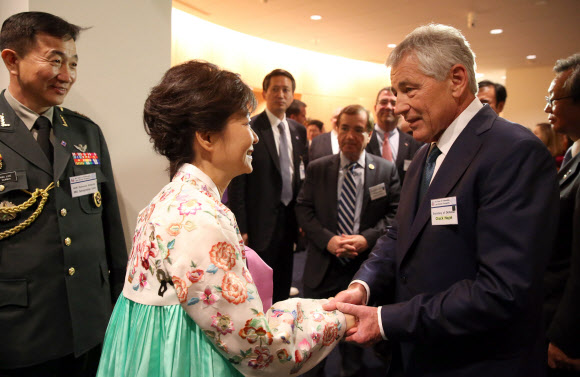 박근혜 대통령이 7일 오후(현지시간) 워싱턴 스미스소니언 박물관에서 열린 한미동맹 60주년 기념 만찬에 앞서 척 헤이글 미국 국방장관과 악수하고 있다.