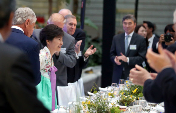 박근혜 대통령이 7일 오후(현지시간) 워싱턴 스미스소니언 박물관에서 열린 한미동맹 60주년 기념만찬장에 입장하며 참석자들의 환영박수를 받고 환하게 웃고 있다.