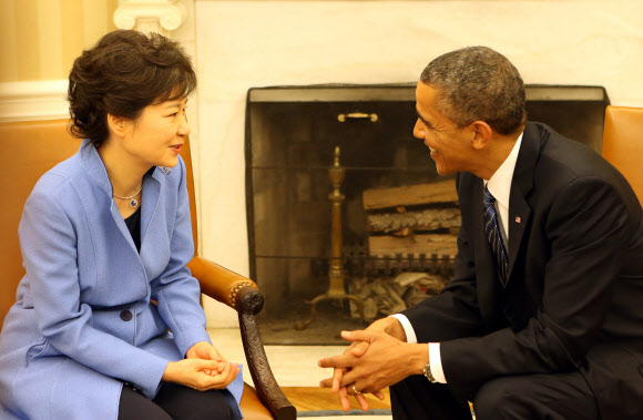 7일 오전(현지시간) 백악관에서 열린 한ㆍ미정상회담에서 박근혜 대통령과 버락 오바마 미국 대통령이 밝은 표정으로 이야기하고 있다.