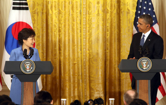 박근혜 대통령이 7일 오후(현지시간) 백악관 이스트룸에서 열린 한ㆍ미 정상 공동기자회견에서 버락 오바마 미국 대통령과 마주보며 기자들의 질문에 답변하고 있다.