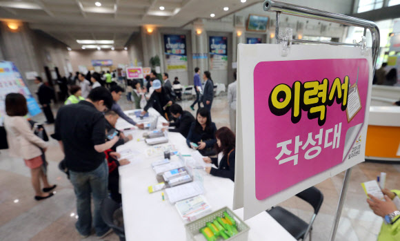 9일 오후 경기도 고양시 일산동구 마두동 KT고양지사에서 열린 ‘젊은 고양·파주 청년 취업박람회’에서 구직자들이 이력서를 작성하고 있다.  연합뉴스